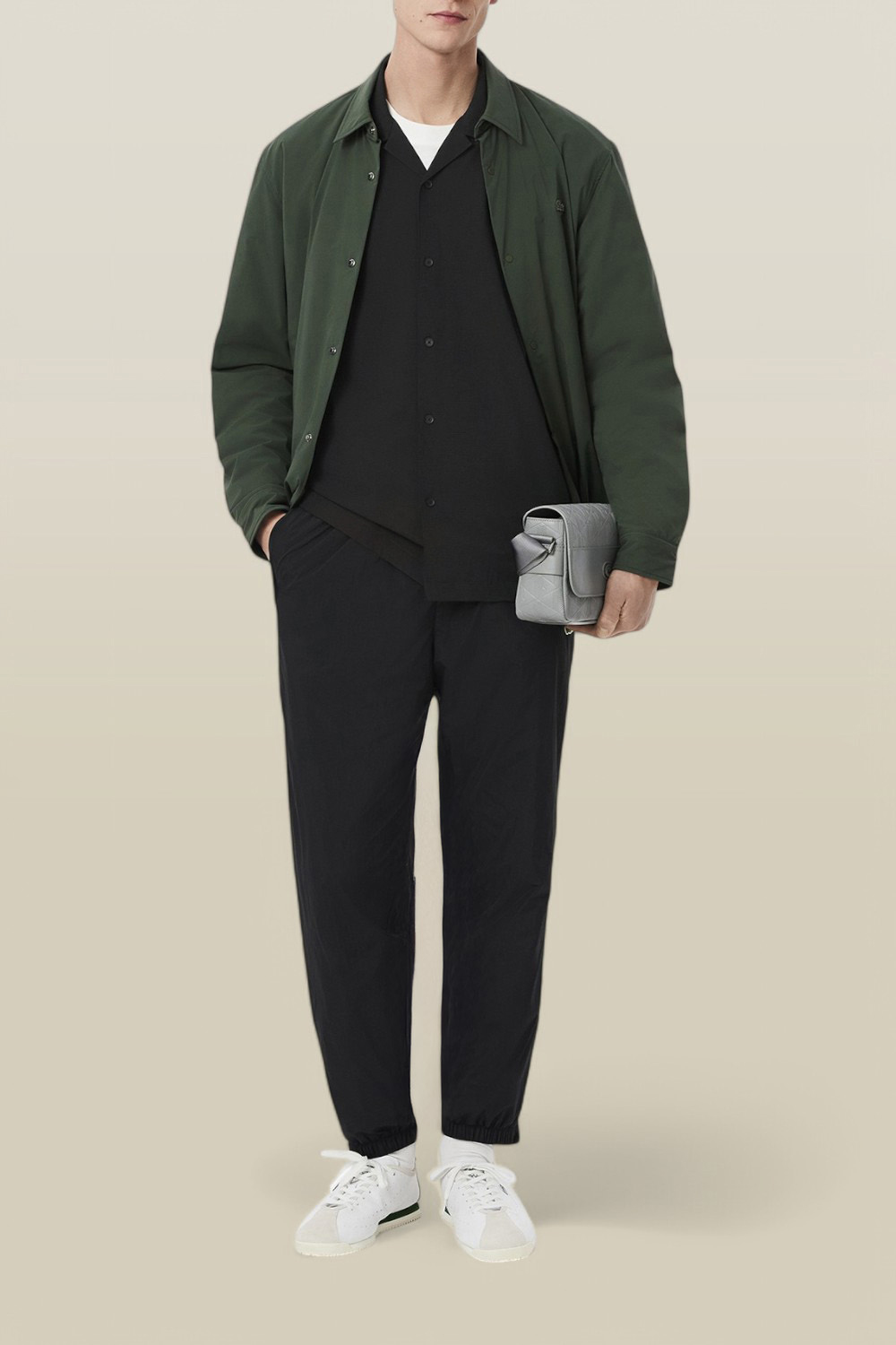 תמונת כל הלוק של חולצת כפתורים LACOSTE
